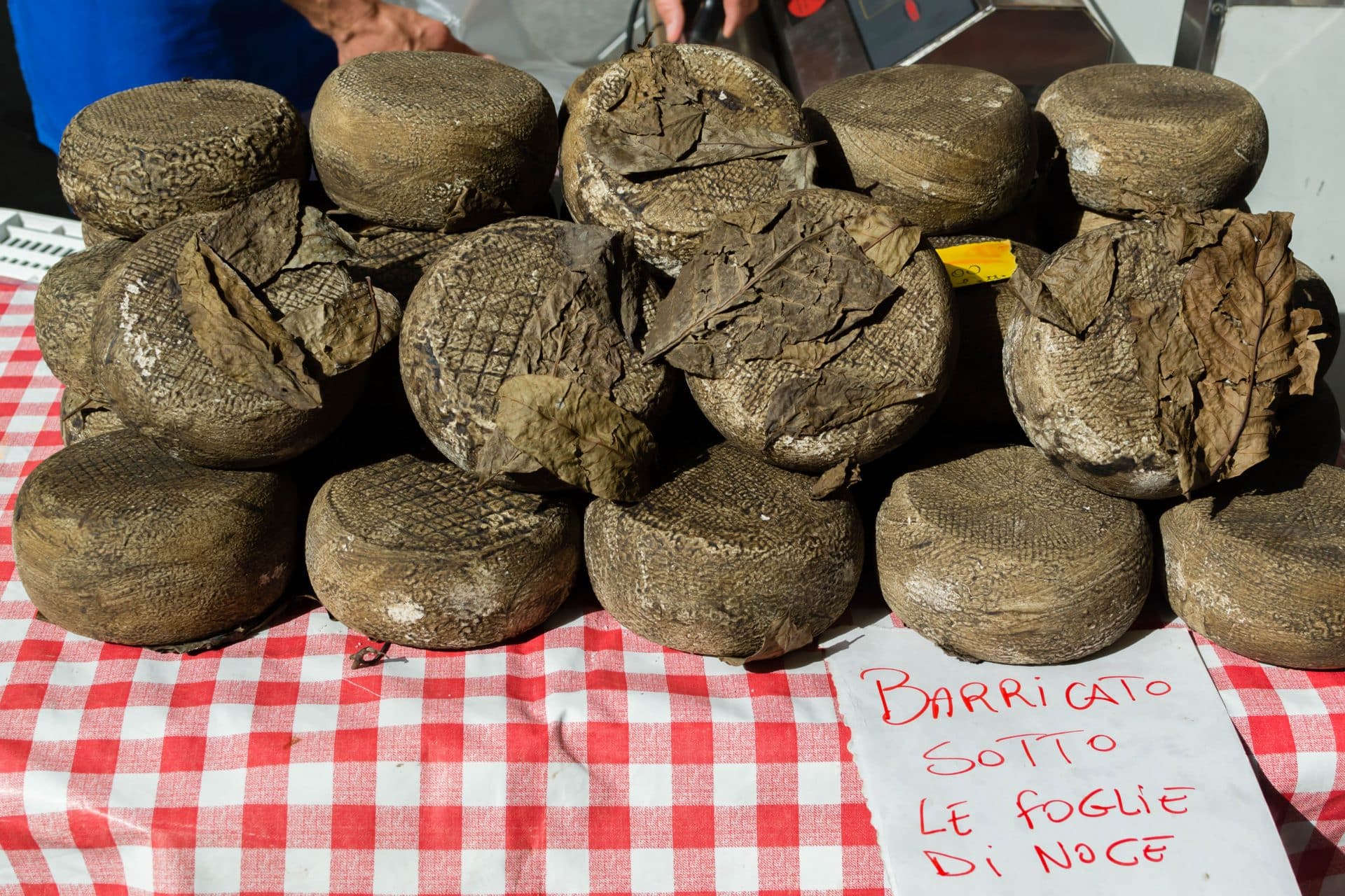 Quesos en el mercado de Cortona