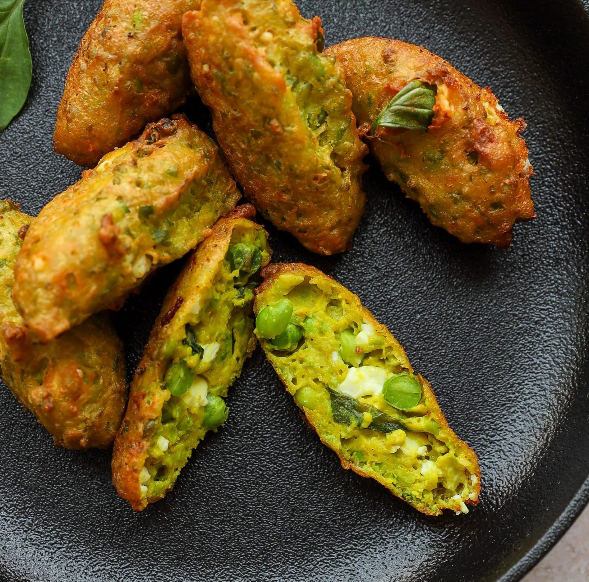 Buñuelos guisantes, ricotta y feta