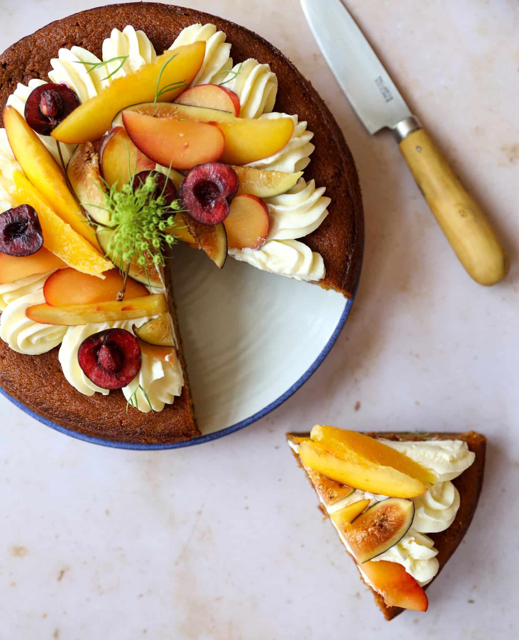 Tarta de maíz y fruta de verano