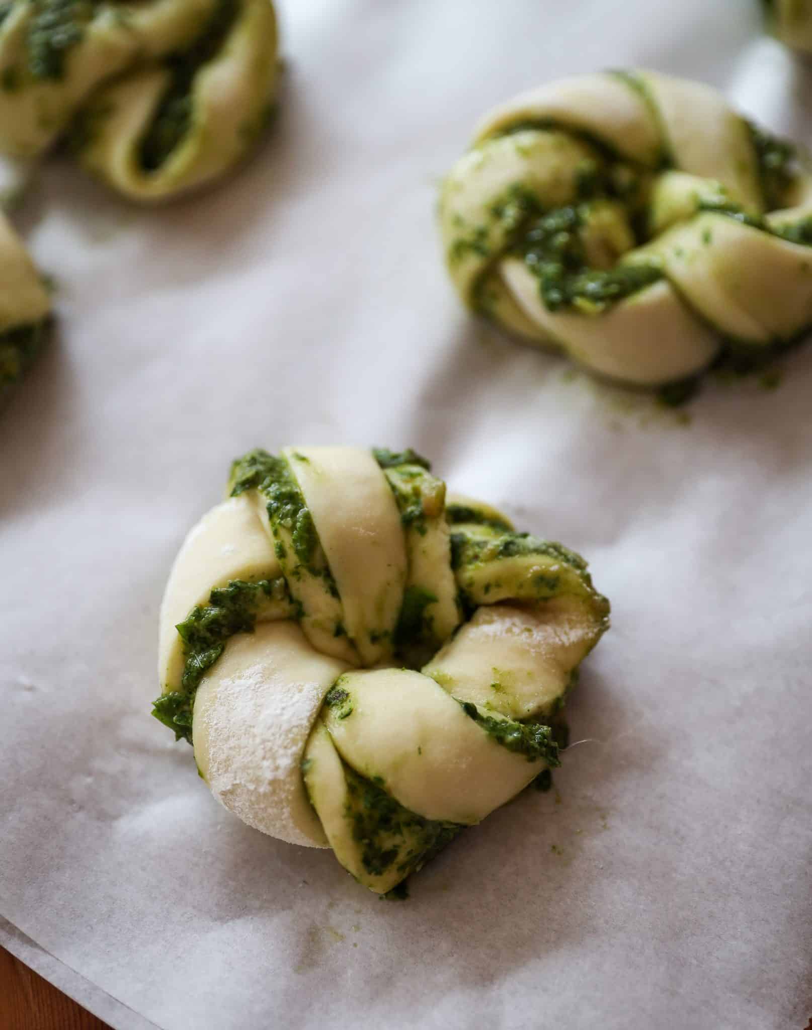 Preparación panecillos al pesto